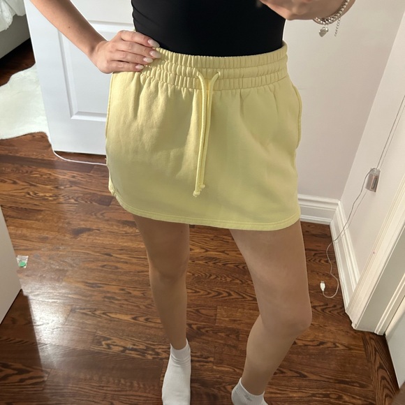 Aritzia yellow sweat skirt size xs TNA - Picture 4 of 5